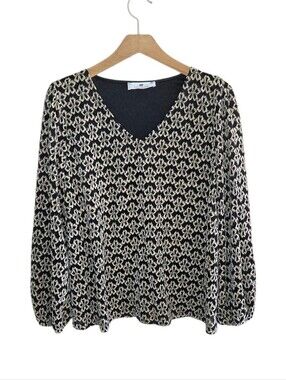 Everyday Chic Boutique Black & Cream Floral V-neck Top Size Medium Feminine